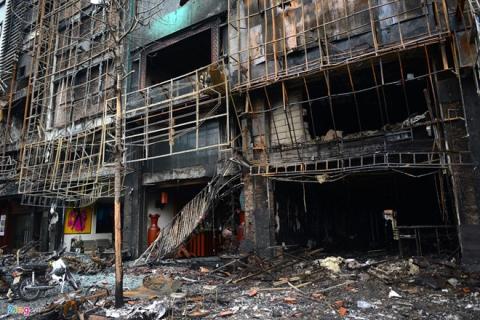 Hau het nan nhan vu chay quan karaoke hoc cung lop hinh anh 1