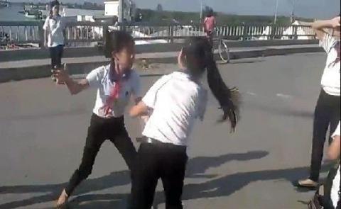 Giúp con phân biệt giữa tố cáo và mách lẻo: Cách để bảo vệ con khỏi bạo lực học đường Giup con phan biet giua to cao va mach leo: Cach de bao ve con khoi bao luc hoc duong