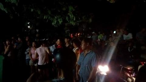 Nhiều người dân hiếu kỳ đến hiện trường theo dõi vụ việc.