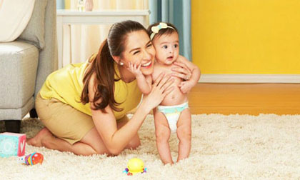 'Mỹ nhân đẹp nhất Philippines' gây tranh cãi vì cho con bú nơi công cộng 2 'Mỹ nhân đẹp nhất Philippines' gây tranh cãi vì cho con bú nơi công cộng 2