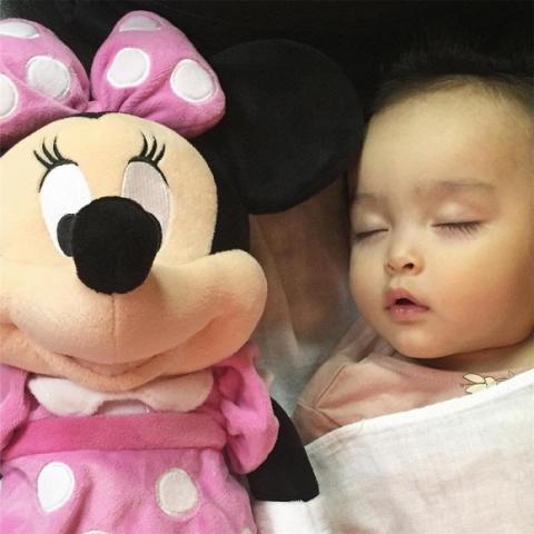 'Mỹ nhân đẹp nhất Philippines' gây tranh cãi vì cho con bú nơi công cộng 3 'Mỹ nhân đẹp nhất Philippines' gây tranh cãi vì cho con bú nơi công cộng 3