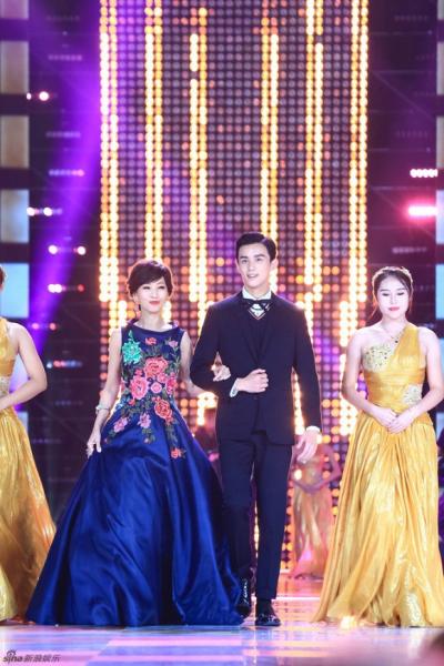 Mỹ nhân Hoa ngữ đọ sắc tại lễ trao giải Kim Ưng 2016 0