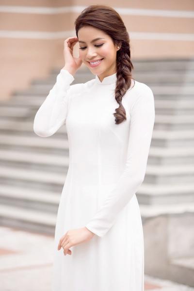 Phạm Hương diện áo dài trắng 5