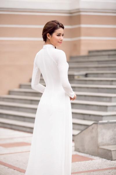 Phạm Hương diện áo dài trắng 2
