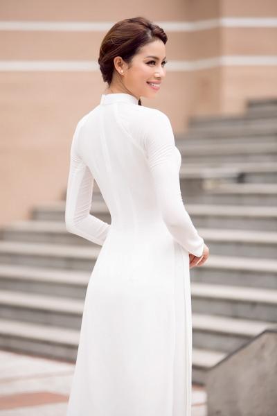 Phạm Hương diện áo dài trắng 1