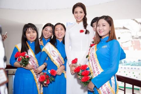 Phạm Hương diện áo dài trắng 8