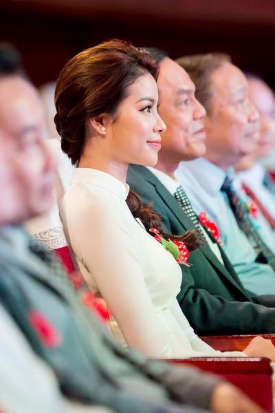 Phạm Hương diện áo dài trắng 0