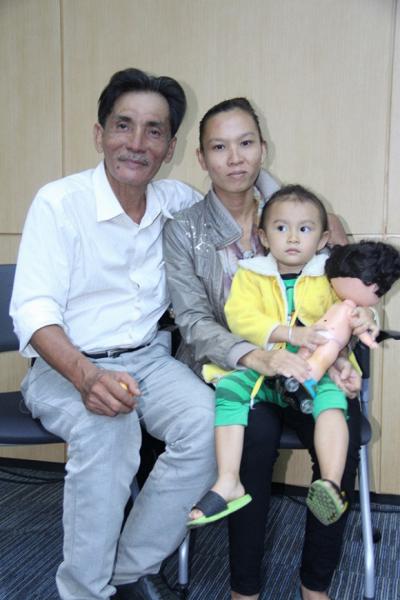 Thương Tín lần đầu khoe vợ trẻ và con gái 2 tuổi 5