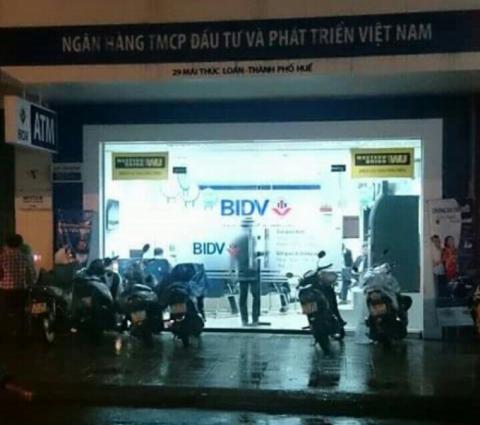 Phía bên trong Ngân hàng, lực lượng chức năng vẫn đang tiếp tục điều tra làm rõ vụ án. (Ảnh: Hà oai)