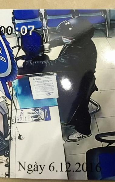 Cận cảnh nghi phạm chĩa súng yêu cầu nhân viên ngân hàng giao tiền. (Ảnh: Công an cung cấp).