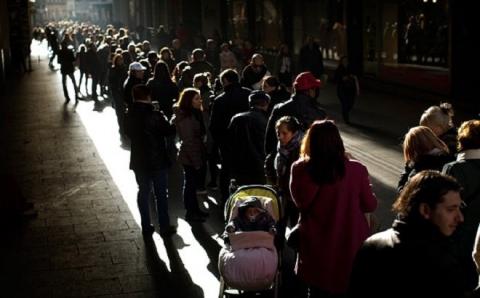 Người dân Tây Ban Nha xếp hàng chờ mua vé số Giáng sinh.