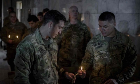   Quân đội Mỹ đóng quân tại Iraq thắp nến để hưởng ứng đêm Giáng sinh trước cổng nhà thờ Assyrian Orthodox. (Ảnh: Cengiz Yar / AP)  