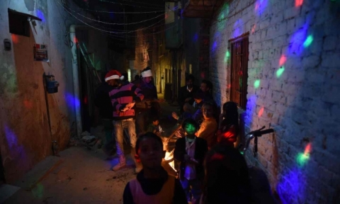   Trẻ em Kitô tụ tập trên một con phố ở Pakistan để ăn mừng Noel. (Ảnh: Farooq Naeem / AFP / Getty Images)  