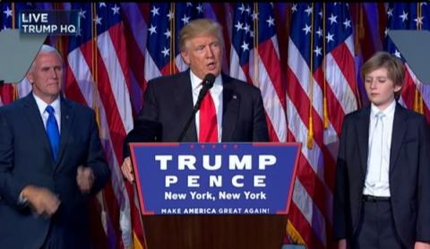   Ngày 9/11, với hơn 270 phiếu đại cử tri, ứng viên Tổng thống đảng Cộng hòa Donald Trump đã chính thức vượt qua các đối thủ còn lại, trở thành Tổng thống thứ 45 của nước Mỹ.   Trong ngày bầu cử của đại cử tri 19/12, ông Donald Trump đã giành được 301 phiếu, trong khi bà Hillary Clinton giành được 163 phiếu, các ứng viên khác giành được 6 phiếu. (Ảnh: CNN)  