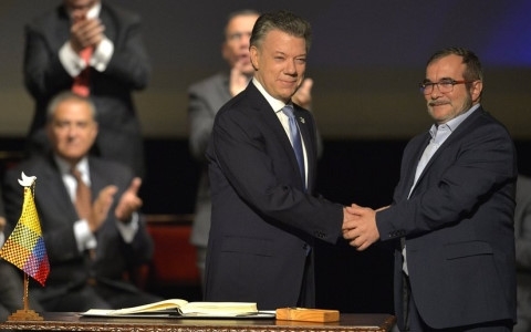   Ngày 24/11, Tổng thống Colombia Juan Santos và thủ lĩnh tối cao FARC Rodrigo Londono đã ký bản thỏa thuận hòa bình cuối cùng mở ra một giai đoạn mới trong lịch sử của quốc gia Nam Mỹ.   Không chỉ người dân Colombia, cộng đồng quốc tế cũng hy vọng rằng trong tương lai Colombia sẽ được sống trong hòa bình sau hơn 50 năm nội chiến đẫm máu, với cái giá mà phải trả là 260.000 người thiệt mạng và 6,9 triệu người phải rời bỏ nhà cửa của mình. (Ảnh: AFP)  