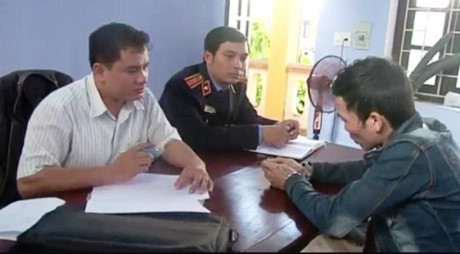 Công an đang lấy lời khai của đối tượng.