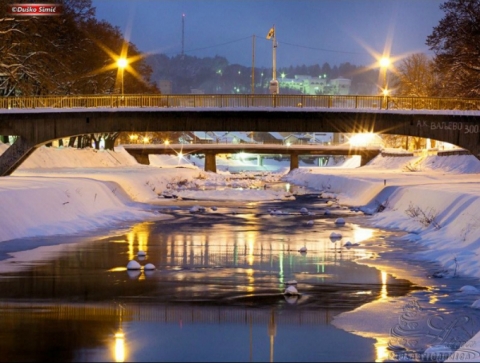 Cây cầu được chiếu đèn lấp lánh trên nền tuyết trắng ở Valjevo. (Ảnh: Serbia.com)