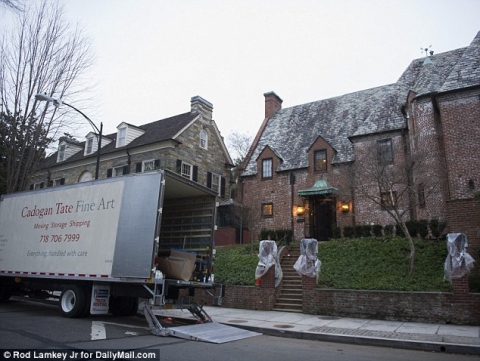 Xe tải chở đồ trước cửa căn nhà mới của ông Obama cùng gia đình. (Ảnh: Daily Mail)