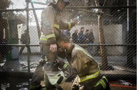 Chàng trai không kiềm chế được những giọt nước mắt trước sự ra đi của đồng đội. (Ảnh: Reuters)