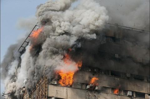 Ngọn lửa bao trùm những tầng cao nhất của tòa nhà. (Ảnh: Reuters)