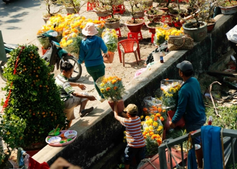   Một góc chợ hoa trên bến dưới thuyền tại bến Bình Đông.  