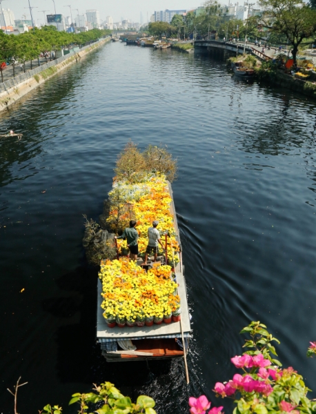 Những chiếc thuyền chở đầy hoa vào mỗi dịp tết tại bến Bình Đông đã trở nên thân quen với người Sài Gòn