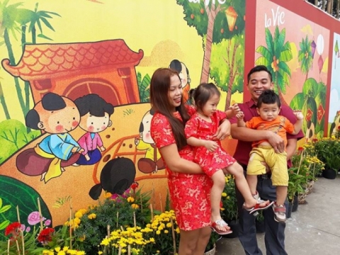 Cặp đôi Cao Ngọc Hùng- Nguyễn Thị Hải và những đứa con của họ. 