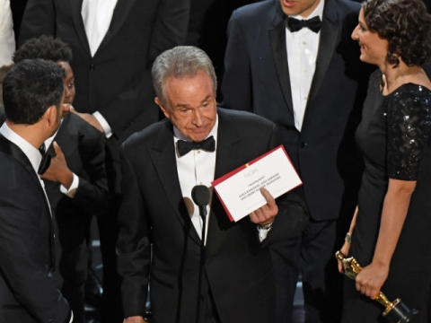 Scandal tồi tệ nhất lịch sử Oscar: MC công bố nhầm giải thưởng Phim hay nhất cho La La Land - Ảnh 1.