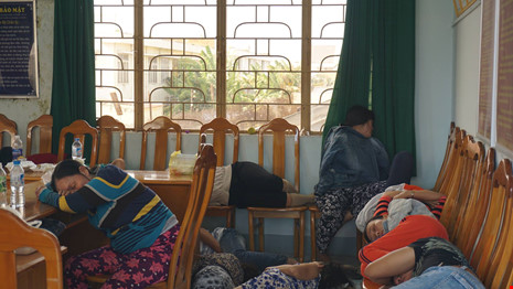 Gần 100 cảnh sát vây bắt sòng bạc 