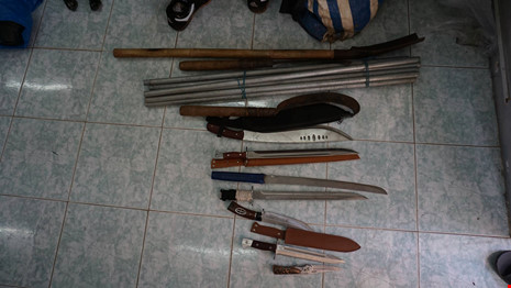 Gần 100 cảnh sát vây bắt sòng bạc 