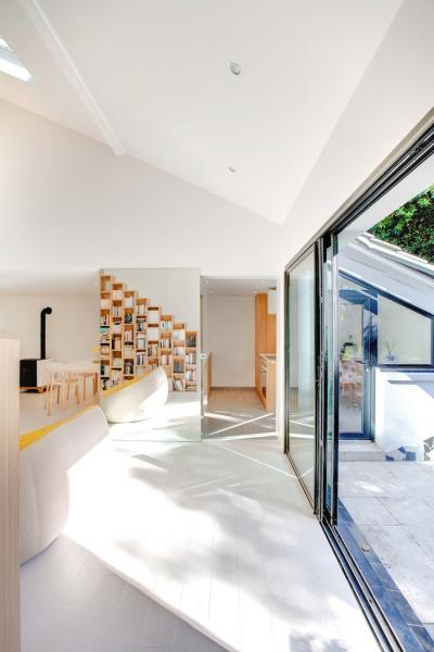 Thiết kế nhà này sẽ cho bạn thấy khi kệ sách kết hợp thành cầu thang, tường ngăn cách sẽ đẹp mắt đến khó tin - Ảnh 5. Thiết kế nhà này sẽ cho bạn thấy khi kệ sách kết hợp thành cầu thang, tường ngăn cách sẽ đẹp mắt đến khó tin - Ảnh 5.