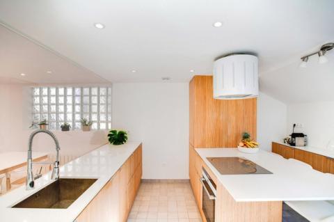 Thiết kế nhà này sẽ cho bạn thấy khi kệ sách kết hợp thành cầu thang, tường ngăn cách sẽ đẹp mắt đến khó tin - Ảnh 6. Thiết kế nhà này sẽ cho bạn thấy khi kệ sách kết hợp thành cầu thang, tường ngăn cách sẽ đẹp mắt đến khó tin - Ảnh 6.