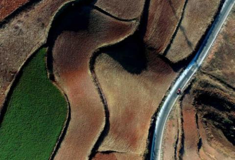 Ngỡ ngàng ruộng bậc thang đỏ rực khác lạ ở Trung Quốc - 4