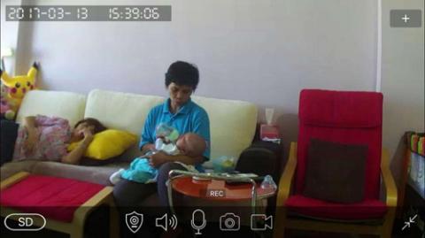 ba me o cu thue giup viec trong con, soc nang khi xem lai camera giam sat - 2