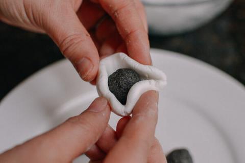 Tự làm bánh trôi nước nhân mè đen dẻo thơm cực đơn giản - 7