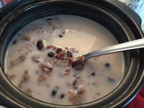 vo tre cua lam truong khong mang nhan sac, an tat ca moi thu de co sua cho con - 7