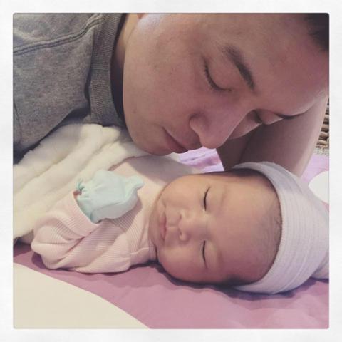 vo tre cua lam truong khong mang nhan sac, an tat ca moi thu de co sua cho con - 8