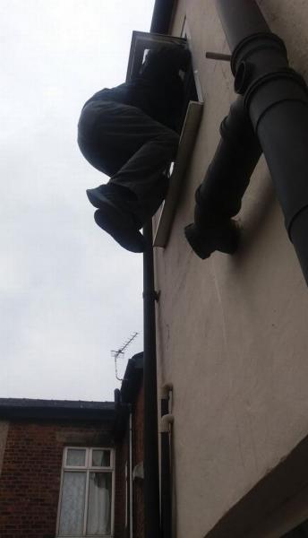 Gặp xui xẻo, tên trộm kêu gào nhờ chủ nhà giúp đỡ - 2