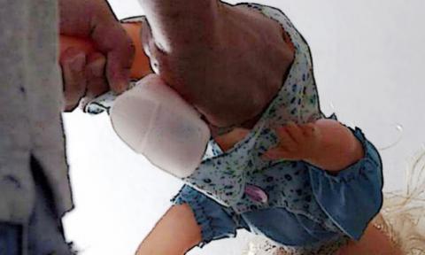 Người giúp việc ngồi tù vì bịt mặt trẻ bằng khăn, lắc đầu trẻ dữ dội - Ảnh 1.