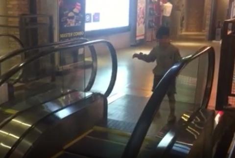 ha noi: mac ke con van khoc so hai, ba me van bat con hoc di thang cuon mot minh - 1