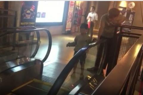 ha noi: mac ke con van khoc so hai, ba me van bat con hoc di thang cuon mot minh - 3