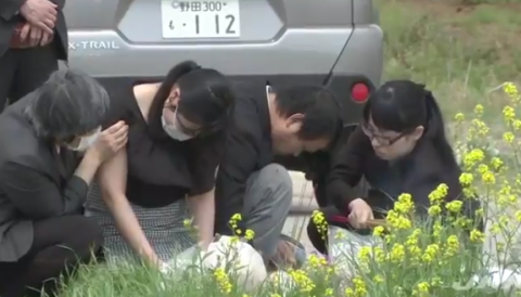 Cha mẹ bé gái Việt quỵ ngã khi đến nơi tìm thấy thi thể con gái mình - Ảnh 2. Cha mẹ bé gái Việt quỵ ngã khi đến nơi tìm thấy thi thể con gái mình - Ảnh 2.