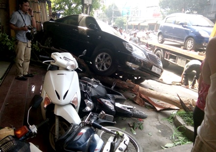 Thiếu nữ thoát chết sau cú tông liên hoàn của xe ô tô
