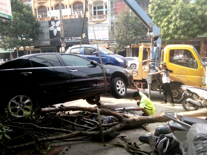 Thiếu nữ thoát chết sau cú tông liên hoàn của xe ô tô