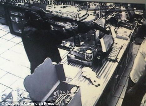 Tiếc chiếc áo “xịn” đánh rơi, tên cướp quay lại... xin - 2