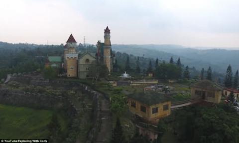 Vẻ đẹp ma mị bên trong công viên bỏ hoang ở Philippines - 1