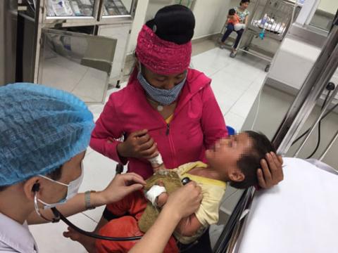 Bé 3 tuổi nhập viện vì tu ừng ực chai dầu hỏa ở cạnh bếp - 1