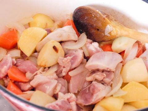 vo dam tung chieu niu chan chong voi mon com ca ri ga kieu nhat - 4