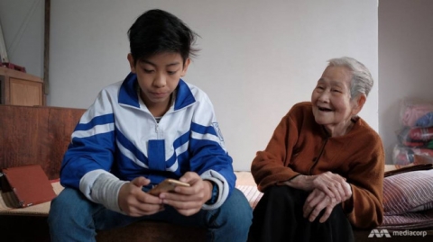 Cụ Lê Thi (phải), 97 tuổi, và cháu trai. Ảnh: Meidacorp.