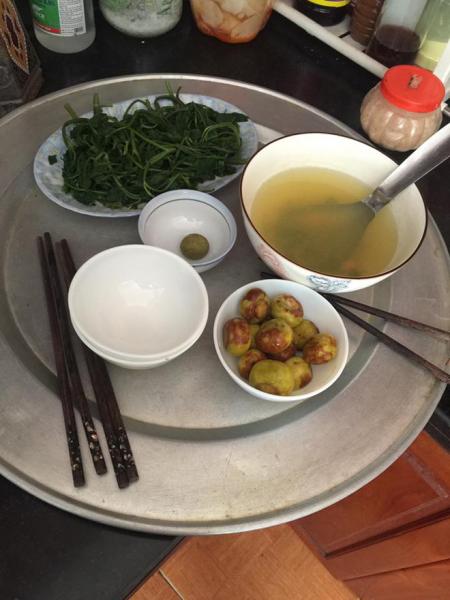 Đến nhà người yêu chơi, cô gái được đãi tiệc “1 quả cà ăn 3 bát cơm” khiến dân mạng choáng váng - Ảnh 1. Đến nhà người yêu chơi, cô gái được đãi tiệc “1 quả cà ăn 3 bát cơm” khiến dân mạng choáng váng - Ảnh 1.